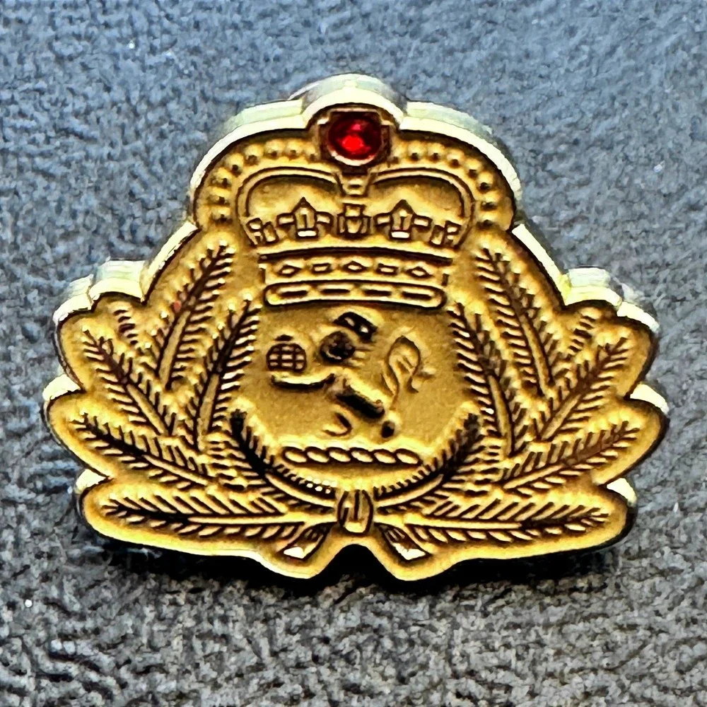 Vintage Gold Tone Maritime Crest Lapel Pin‎ Crown Anchor Nautical